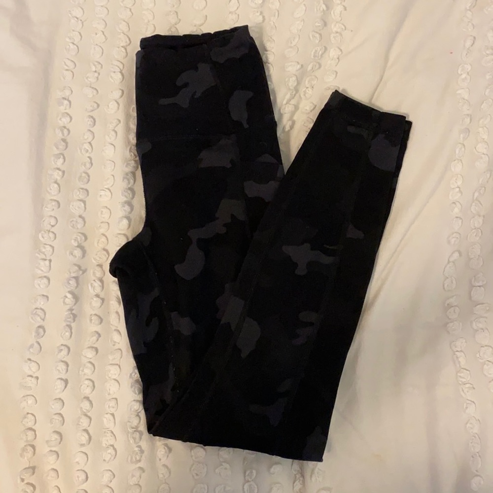 Black camo leggings with pockets (XS)